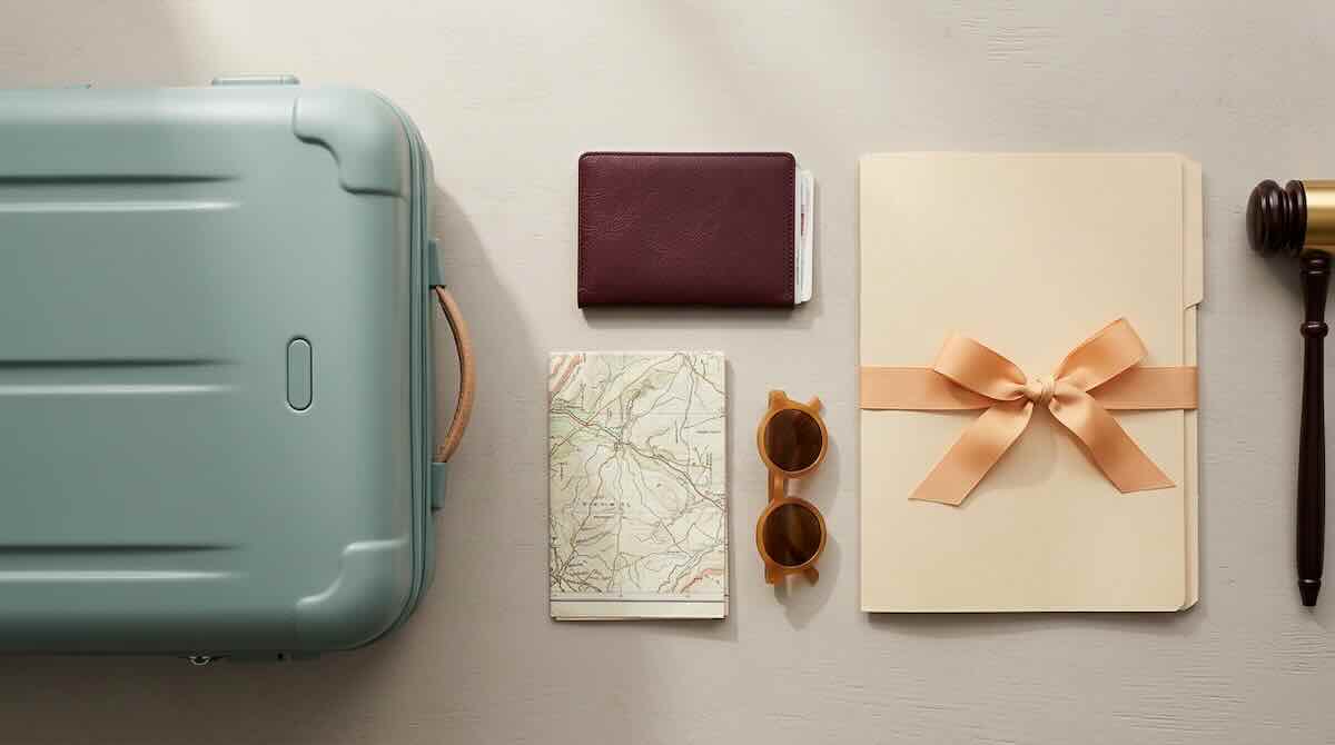 Valigia e documenti di viaggio di un minore accanto a un fascicolo giudiziario, vacanze dei figli dopo la separazione
